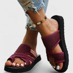 Bequeme Sandalen in Dunkelrot mit breiten Riemen und offener Zehenpartie