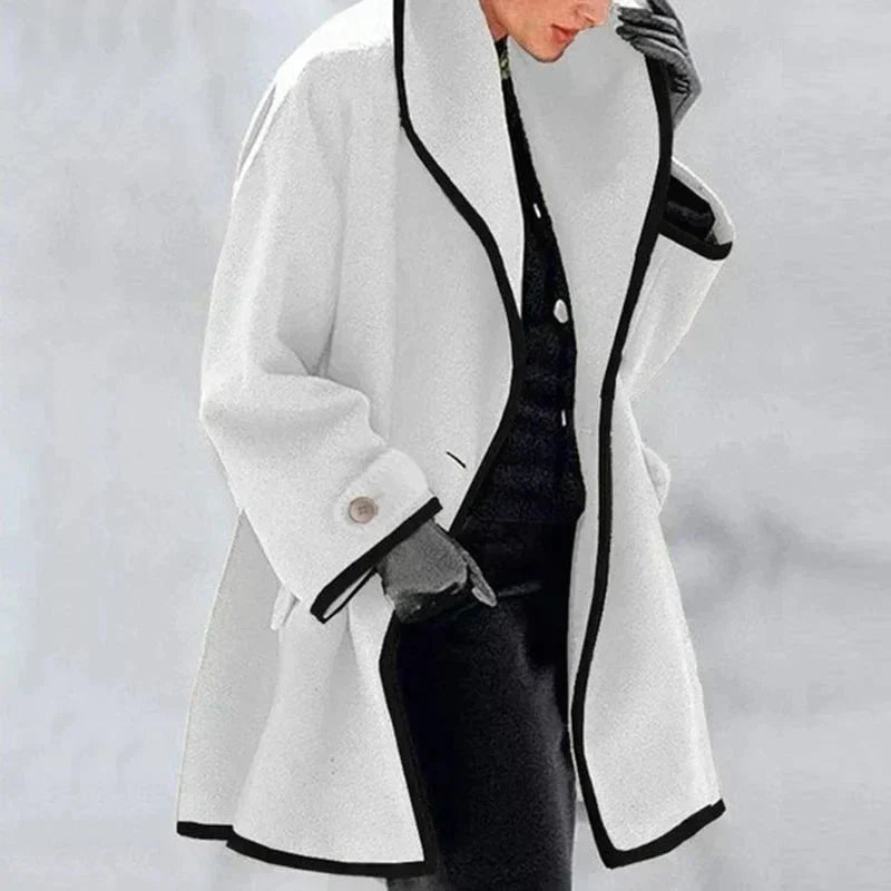 Fleecejacke mit Reverskragen und Knopfverschluss, weiße Farbe, lange Ärmel, seitliche Taschen