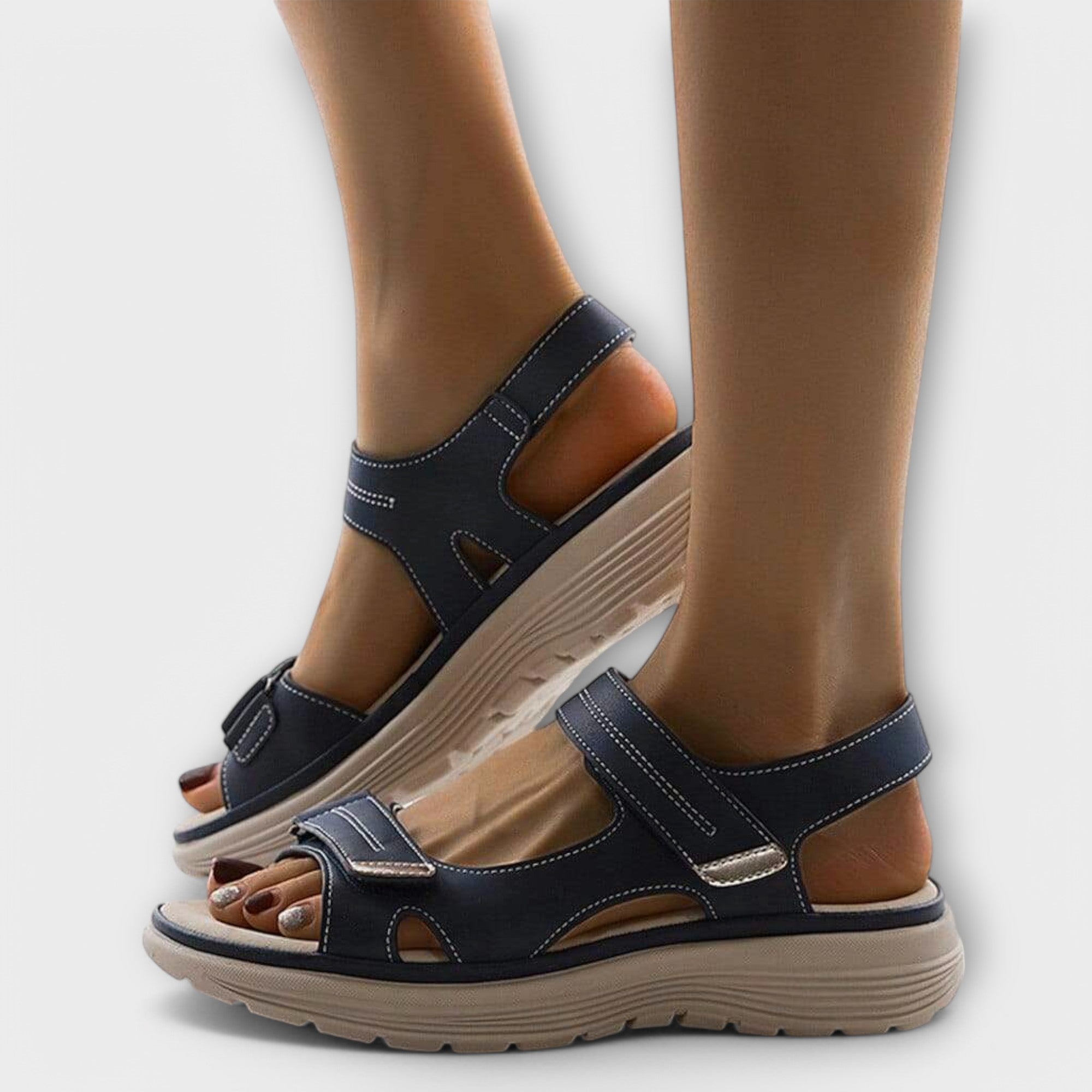 Orthopädische Sandalen in Schwarz mit breitem Riemen und Klett am Rist