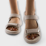 Orthopädische Sandalen in Beige mit verstellbaren Klettbändern und offenen Zehen