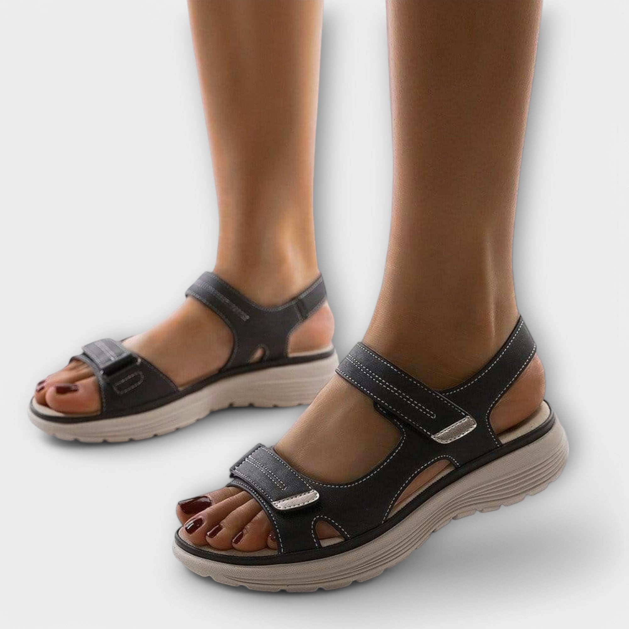 Orthopädische Sandalen in Schwarz mit Klettverschlüssen und gepolsterter Sohle
