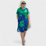 Knielanges Kleid mit Blumenmuster, kurzarm, Knopfleiste vorn, grün-blau
