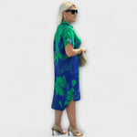 Knielanges Kleid mit Blumenmuster, kurzarm, Knopfleiste vorn, grün-blau