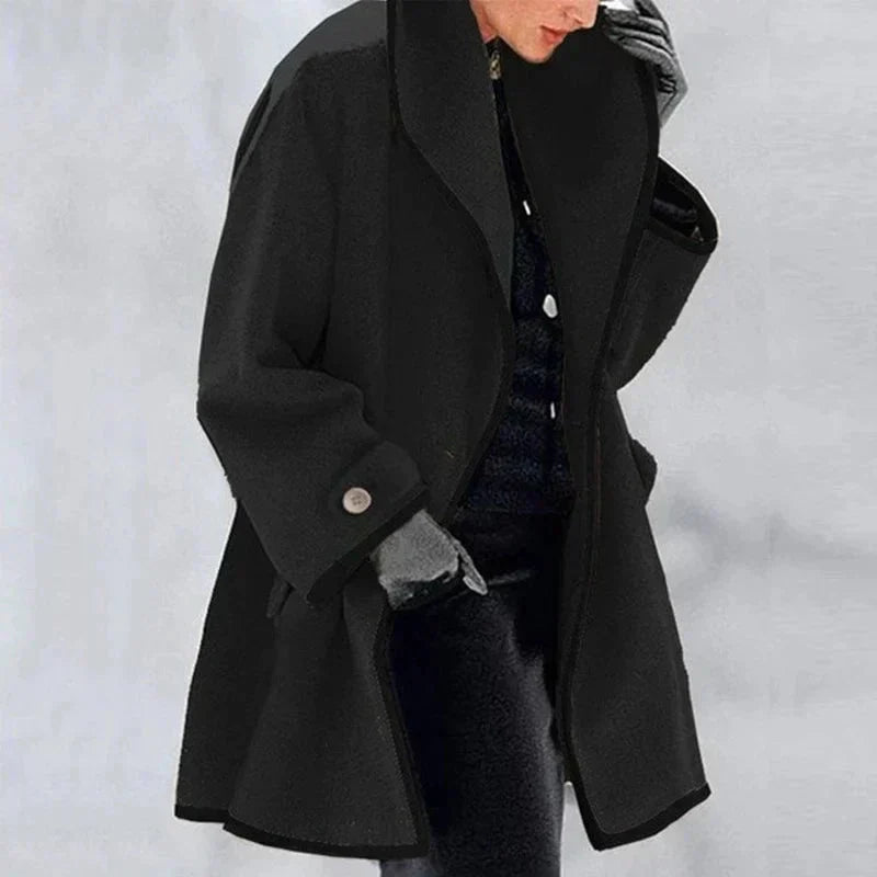 Fleecejacke mit Reverskragen und Knopfverschluss, schwarze Farbe, lange Ärmel, seitliche Taschen