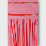 Stoffausschnitt vom Maxi-Kleid in Pink mit feinen Streifen und Faltenrock