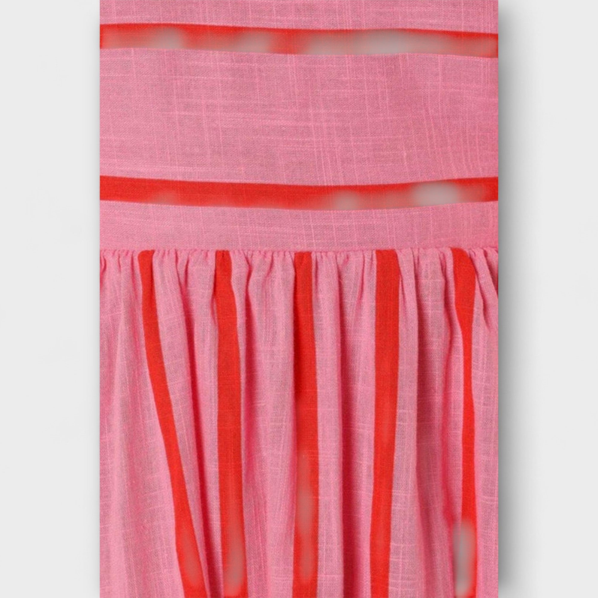 Stoffausschnitt vom Maxi-Kleid in Pink mit feinen Streifen und Faltenrock