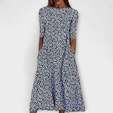 Blumenkleid mit dunkelblauem Allover-Muster auf hellem Grund, 3/4-Ärmel, Glockenform